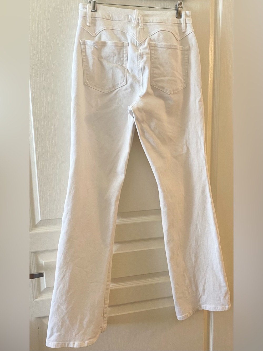 GOOD AMERICAN Classic Bootcut High-Rise Flare Jean in White - 10/30 - Picture 4 of 13